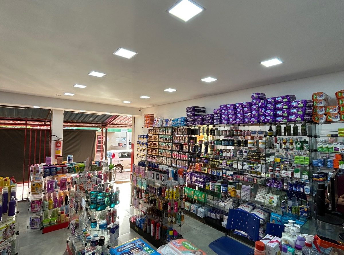 Interior da Drogaria Popular Céu Azul em Valparaíso de Goiás